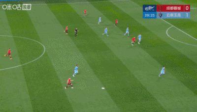 韦世豪射门打在石柯身上弹出，蓉城球员投诉手球，VAR确认没犯规