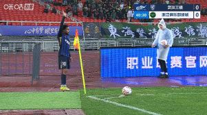 三镇角球机会，卡迪斯后点头球破门，三镇1-0领先浙江