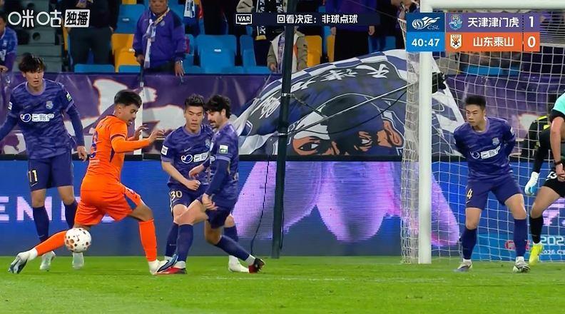 VAR介入没有点球！泽卡射门击中格劳手臂 但马德鲁加踩踏犯规在先