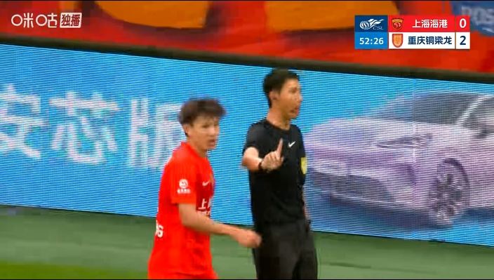 王燊超倒地未吹起身一瘸一拐朝边裁怒吼抗议，被出示黄牌警告