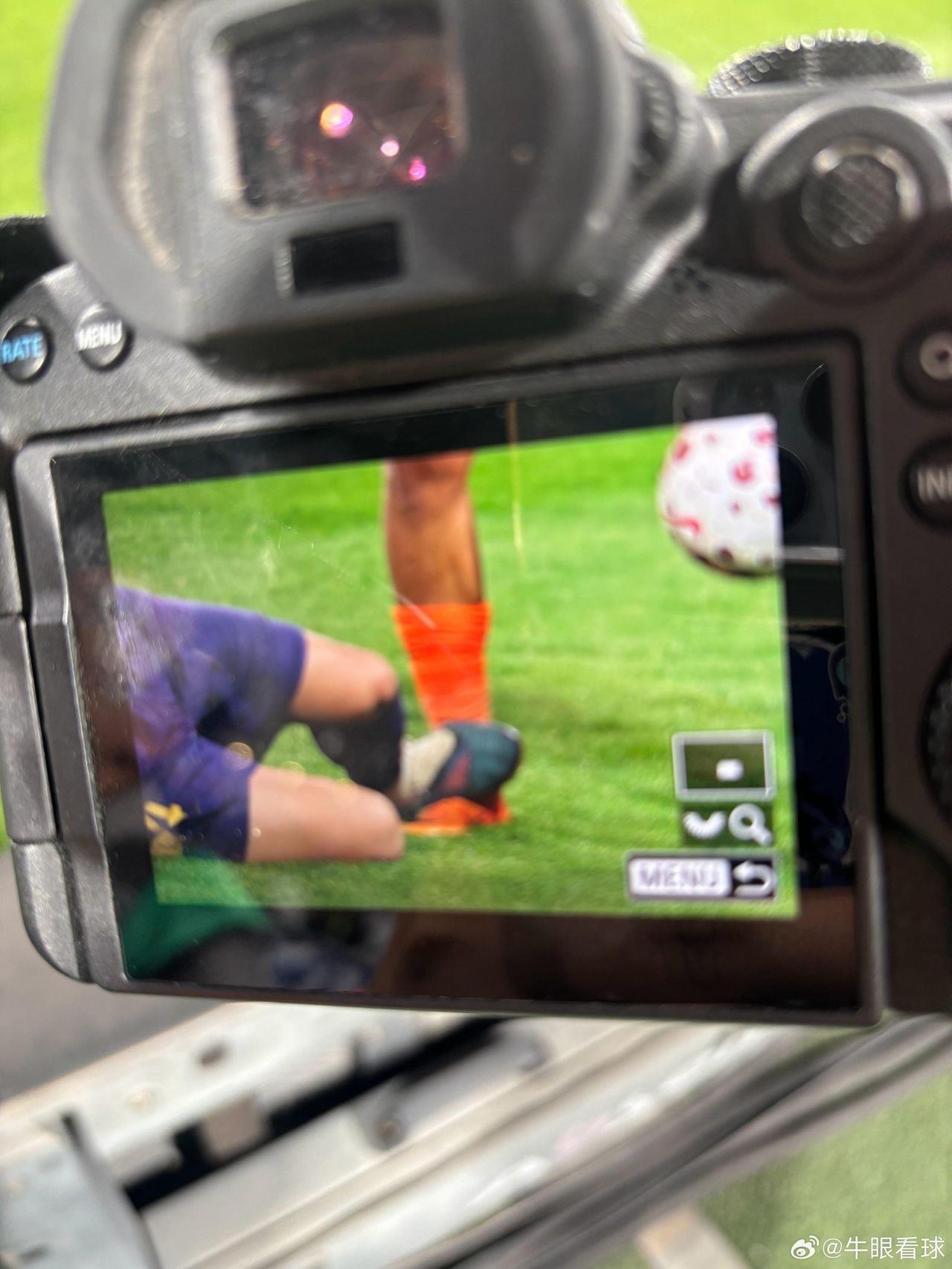 结结实实铲到脚踝！杨帆飞铲克雷桑染黄，记者晒特写：这球太狠了