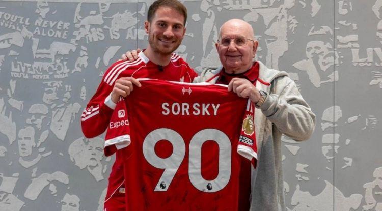 90岁利物浦球迷造访训练基地，麦卡利斯特向其赠送签名球衣