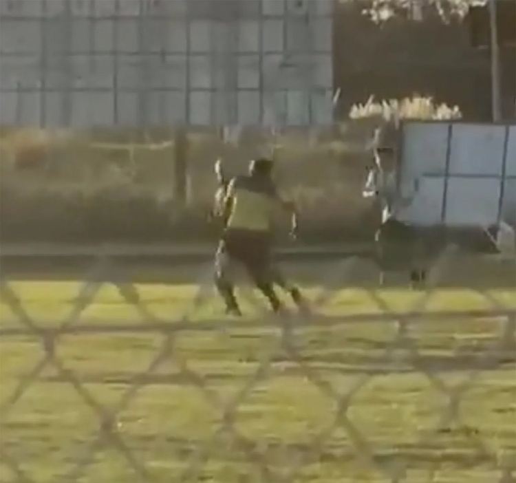 太阳报：阿根廷地区联赛球员比赛中殴打裁判，被警方逮捕