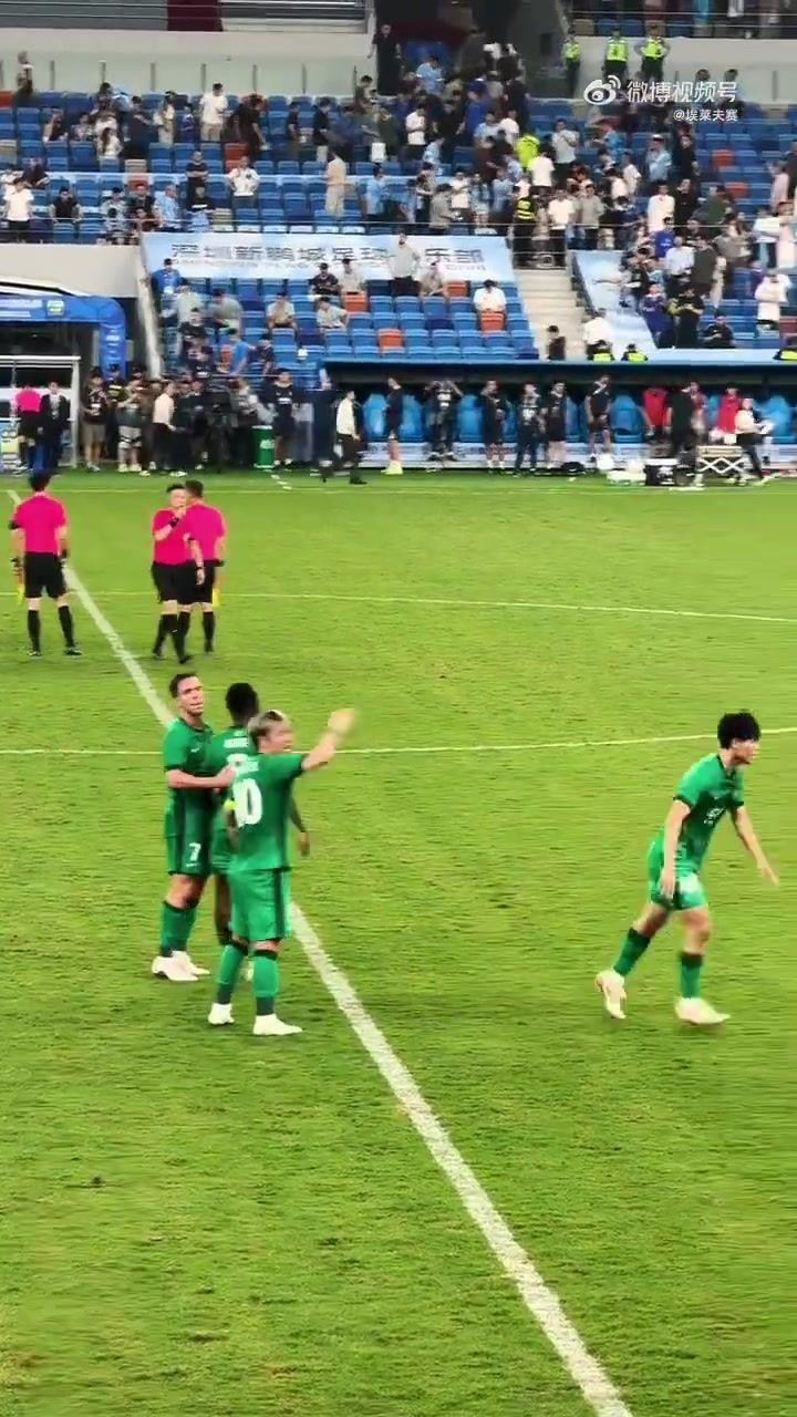 博主：部分深圳球迷赛后怒怼国安球员，队长张稀哲赶紧叫走队友