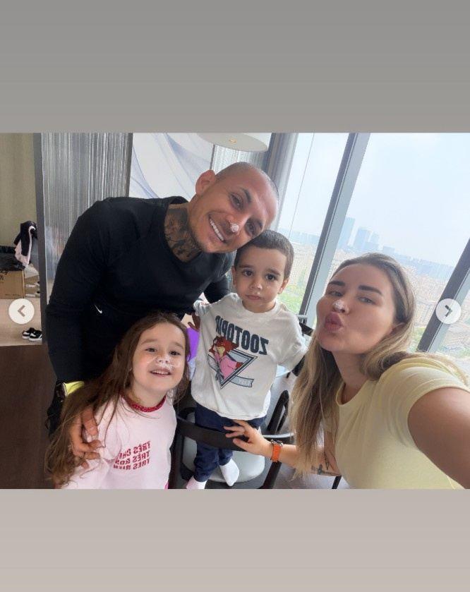 一家四口很幸福！米特里策妻子晒动态，米特里策和孩子为她庆生