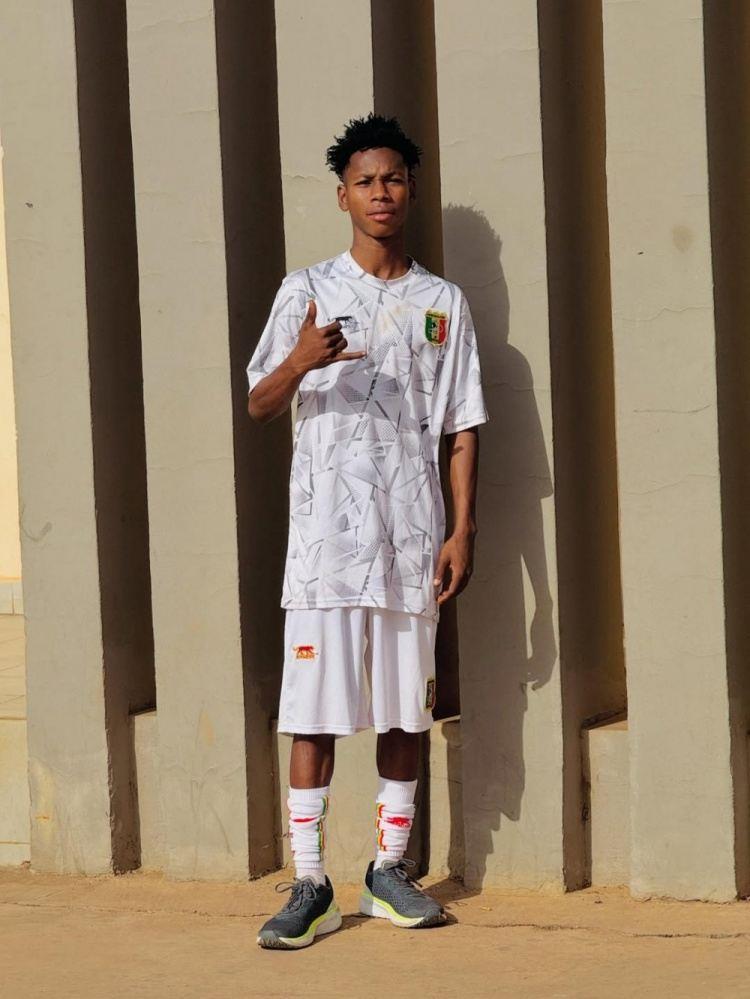 每体：非洲16岁天才中场马伊加将前往巴萨试训，此前在巴黎试训过