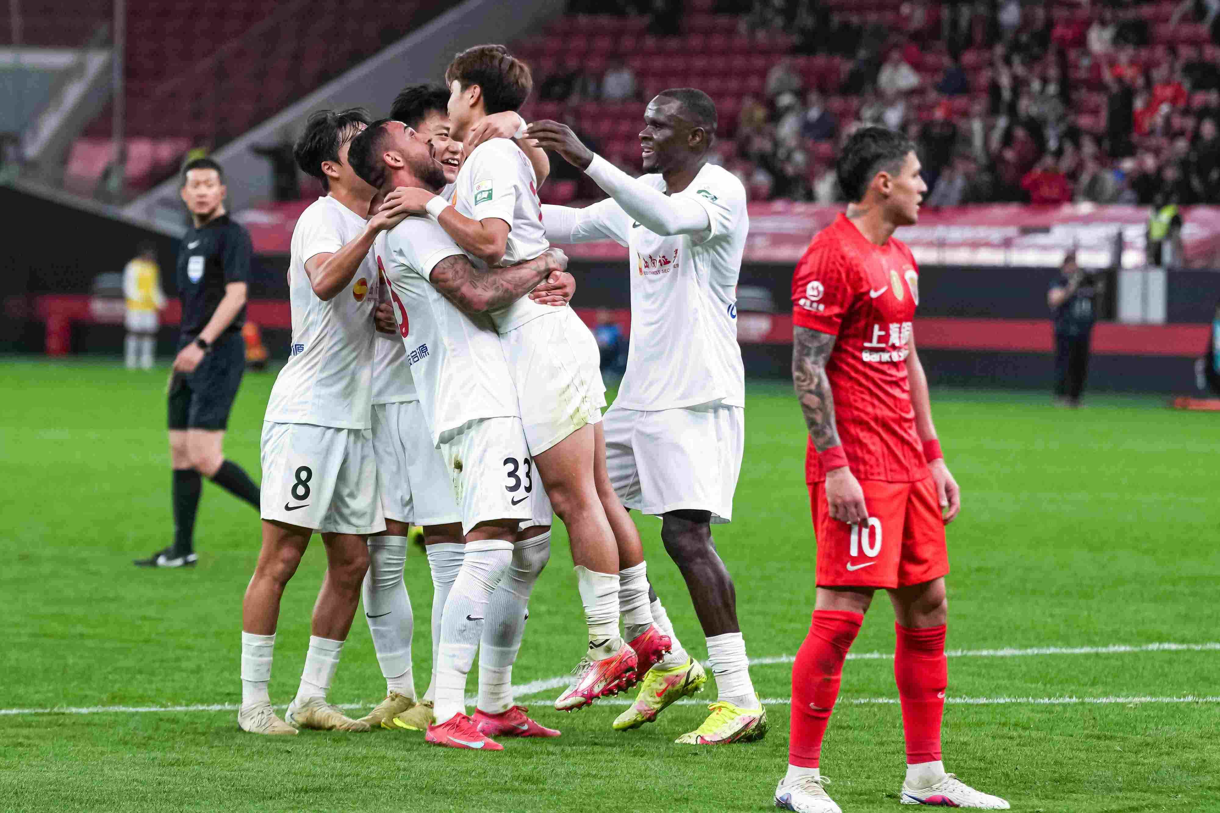 体坛：但见新人笑那闻旧人哭 海港看到从前的自己······