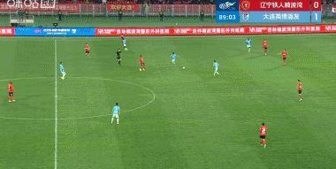 张华晨战术犯规随后被热菲尼奥推倒在地，两人各吃一张黄牌