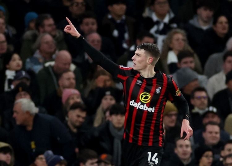 镜报：曼联关注伯恩茅斯中场斯科特，他将会面对切尔西的竞争