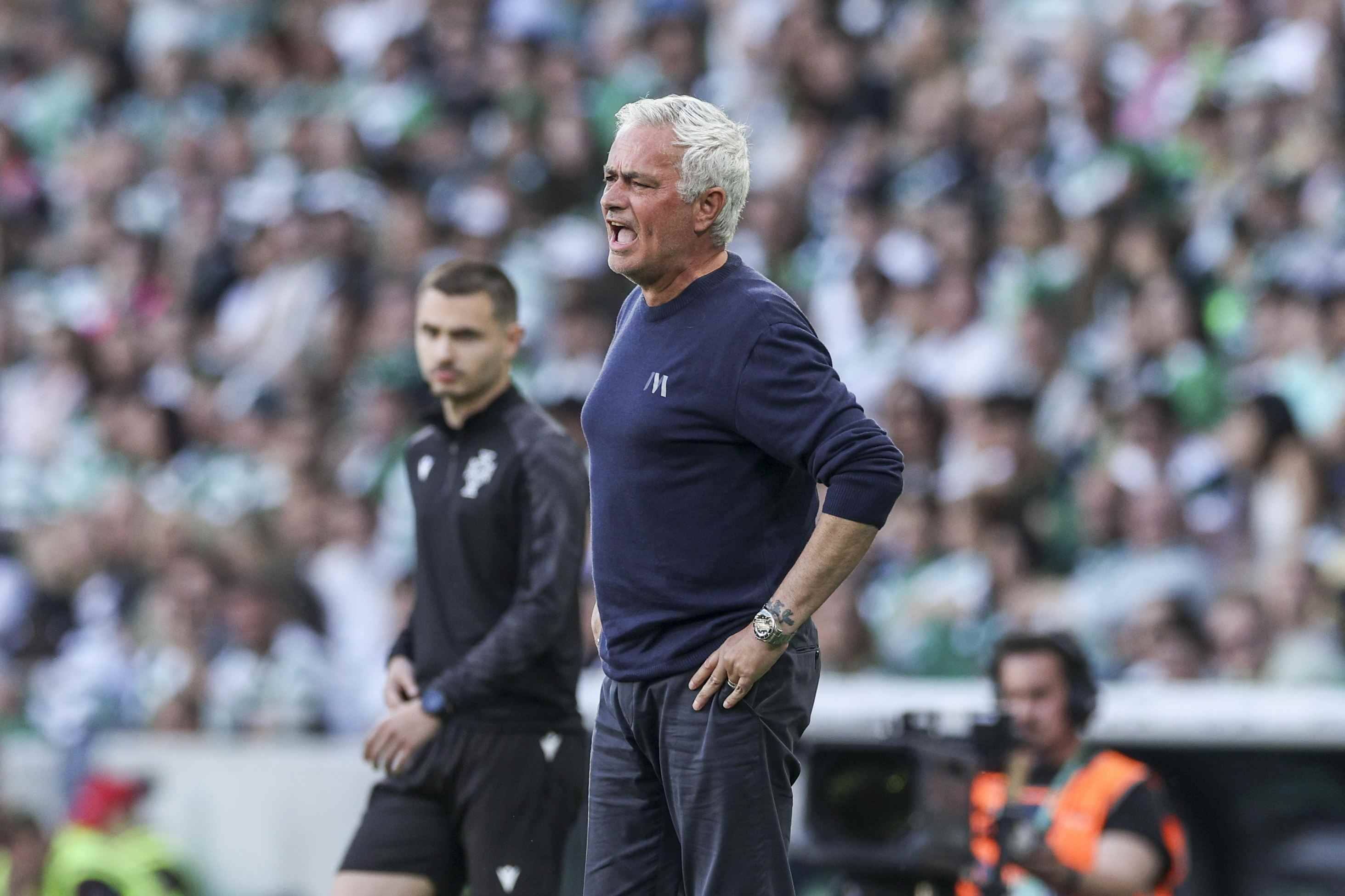 球报：穆里尼奥不满网传他与皇马的传闻，他现在专注于留在本菲卡