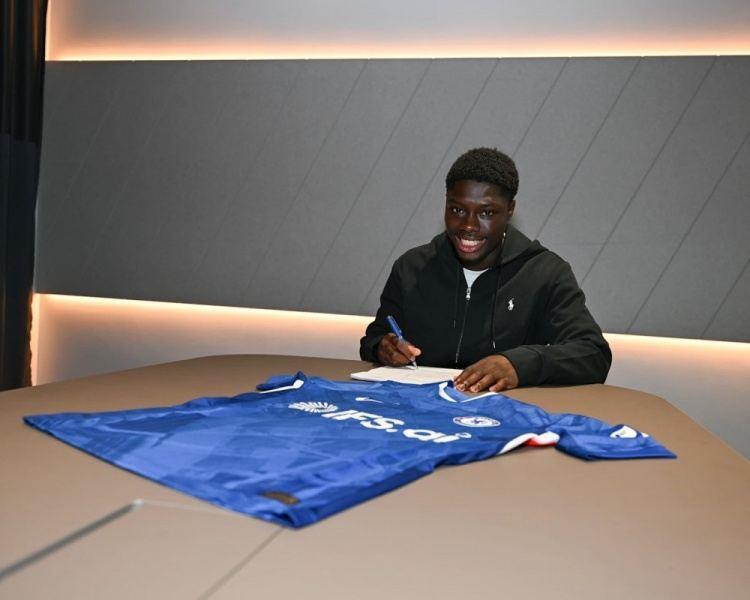 官方：切尔西与青训后卫卡尔文·迪亚基特签下首份职业合同