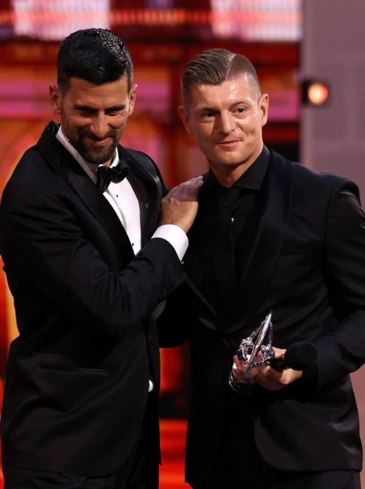 传奇同框！克罗斯晒照：从德约科维奇手中接过劳伦斯体育启发奖