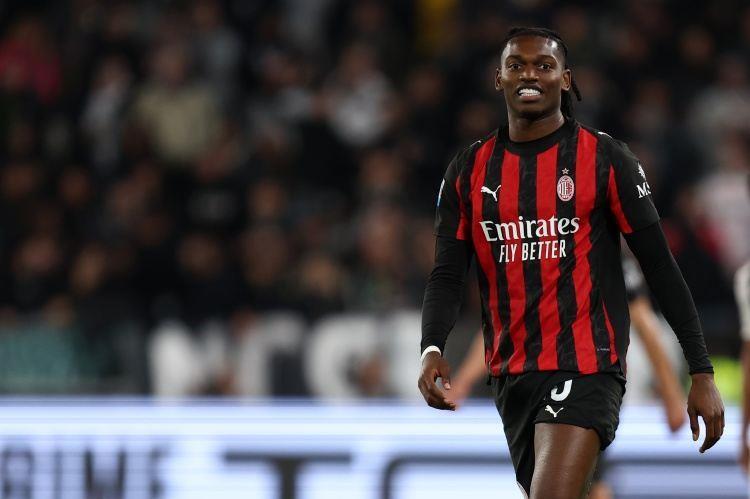 罗马诺：米兰没有主动出售莱奥计划，若有天价报价不排除交易可能