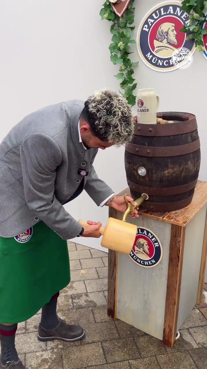 拜仁社媒晒诺伊尔、迪亚斯接啤酒视频：为德国啤酒节干杯！