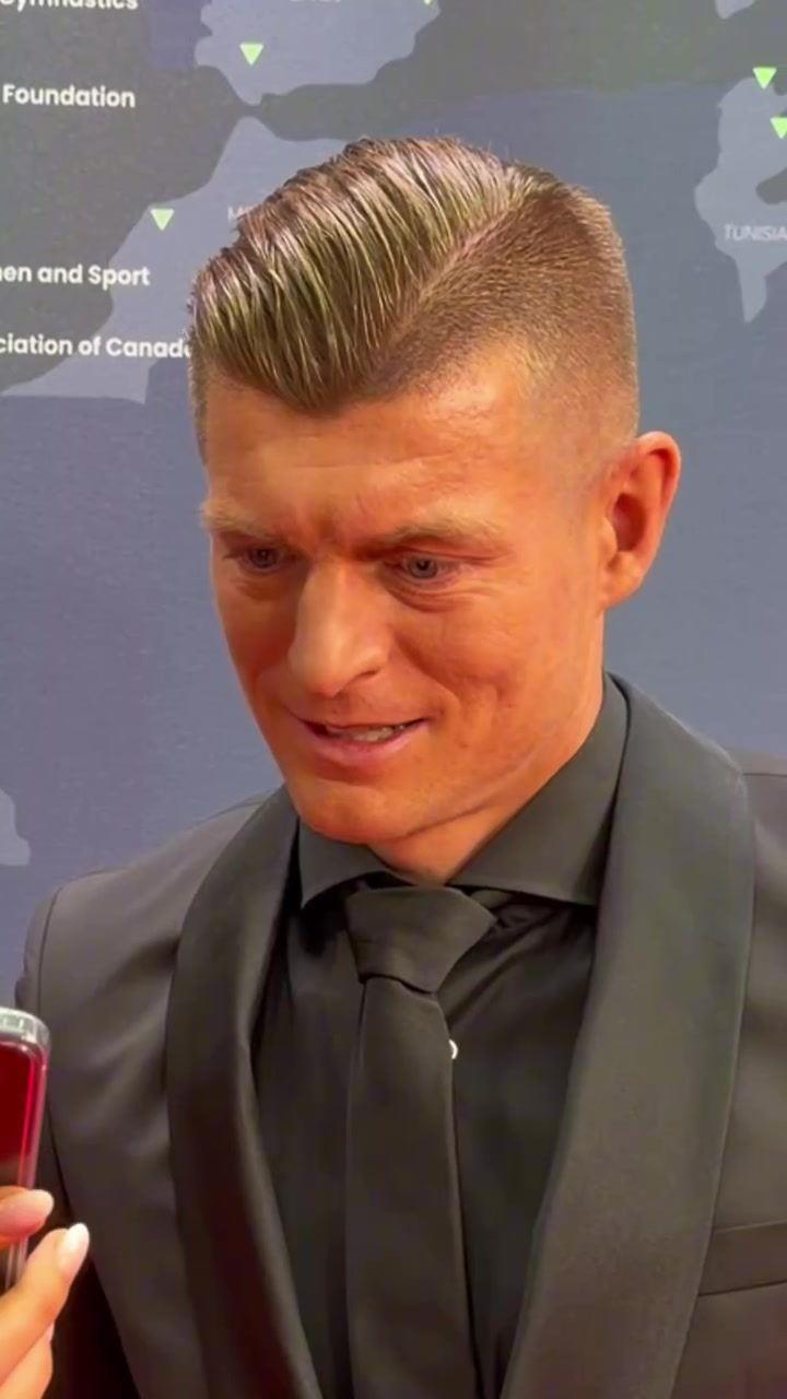 克罗斯看儿时照片猜队友：认出本泽马、魔笛，拉莫斯认成卡瓦哈尔