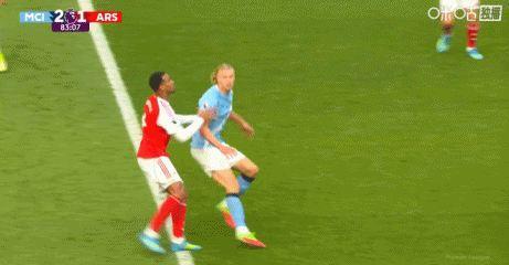 哈兰德在与加布冲突中不倒地，基恩调侃：他爸肯定会倒下