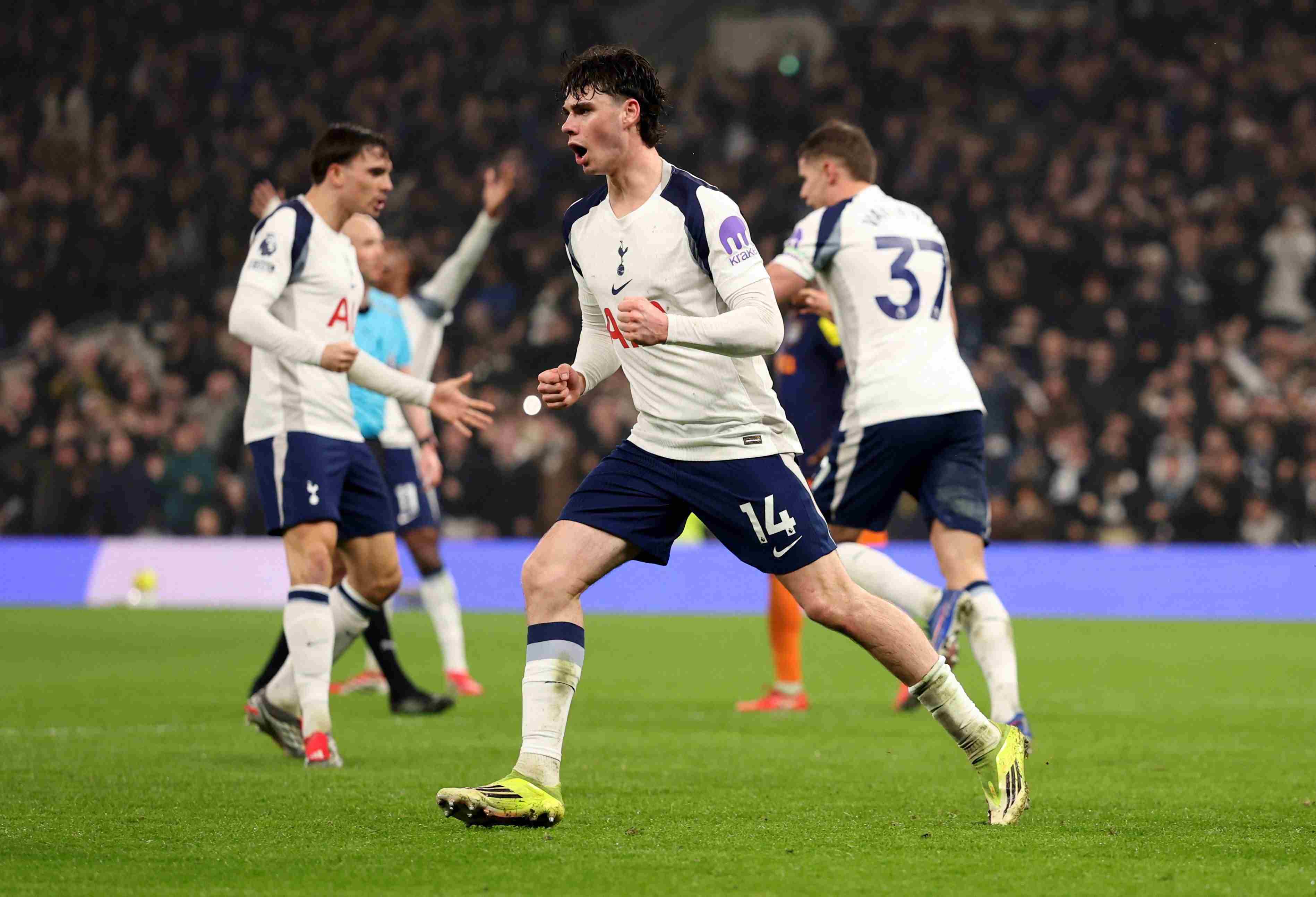 屯年轻中卫？跟队：利物浦满意后防深度，仍有意格雷等多位小将