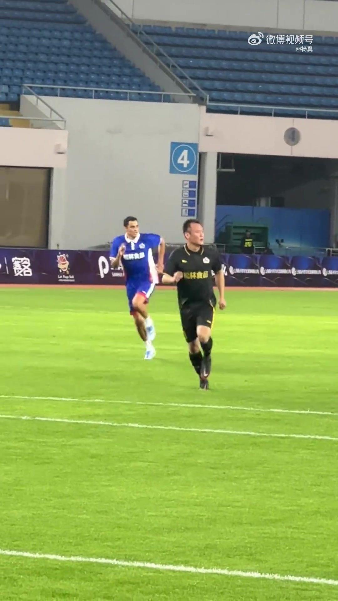 莫雷诺上演招牌倒挂金钩破门，东方荣耀1-0领先传奇明星