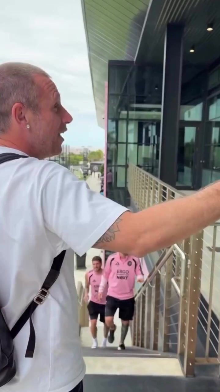 笑得真灿烂卡萨诺带儿子造访迈阿密训练基地，与梅西亲密拥抱