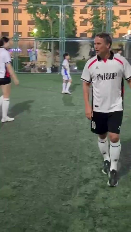 欧文亮相球友会身披球衣与中国少年、从业者切磋