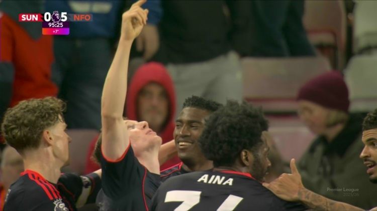 太阳报：埃利奥特·安德森进球后双手指天，悼念离世的母亲