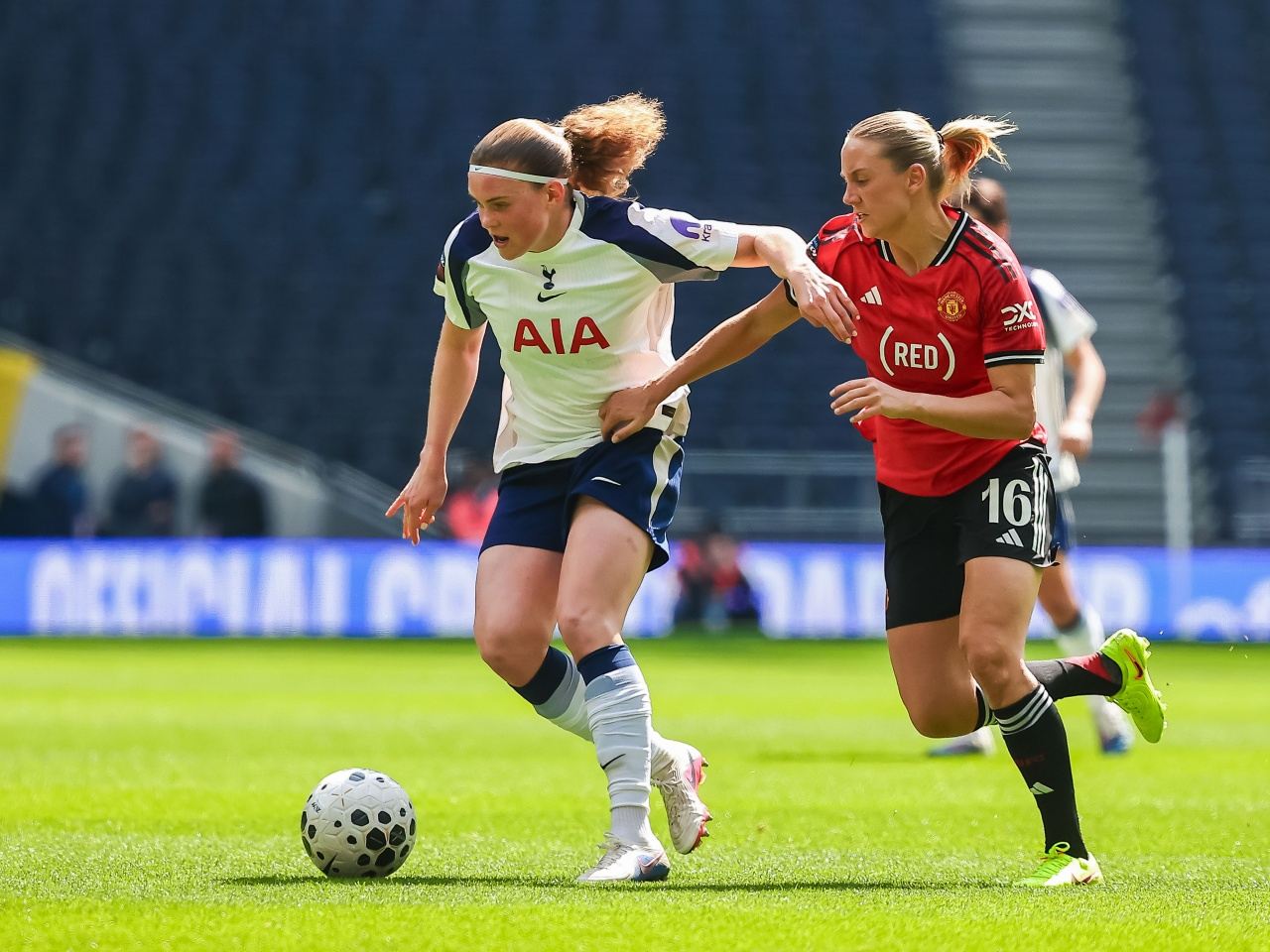 支持抗击艾滋病！曼联vs小蜜蜂，红魔胸前印字从骁龙换成（RED）