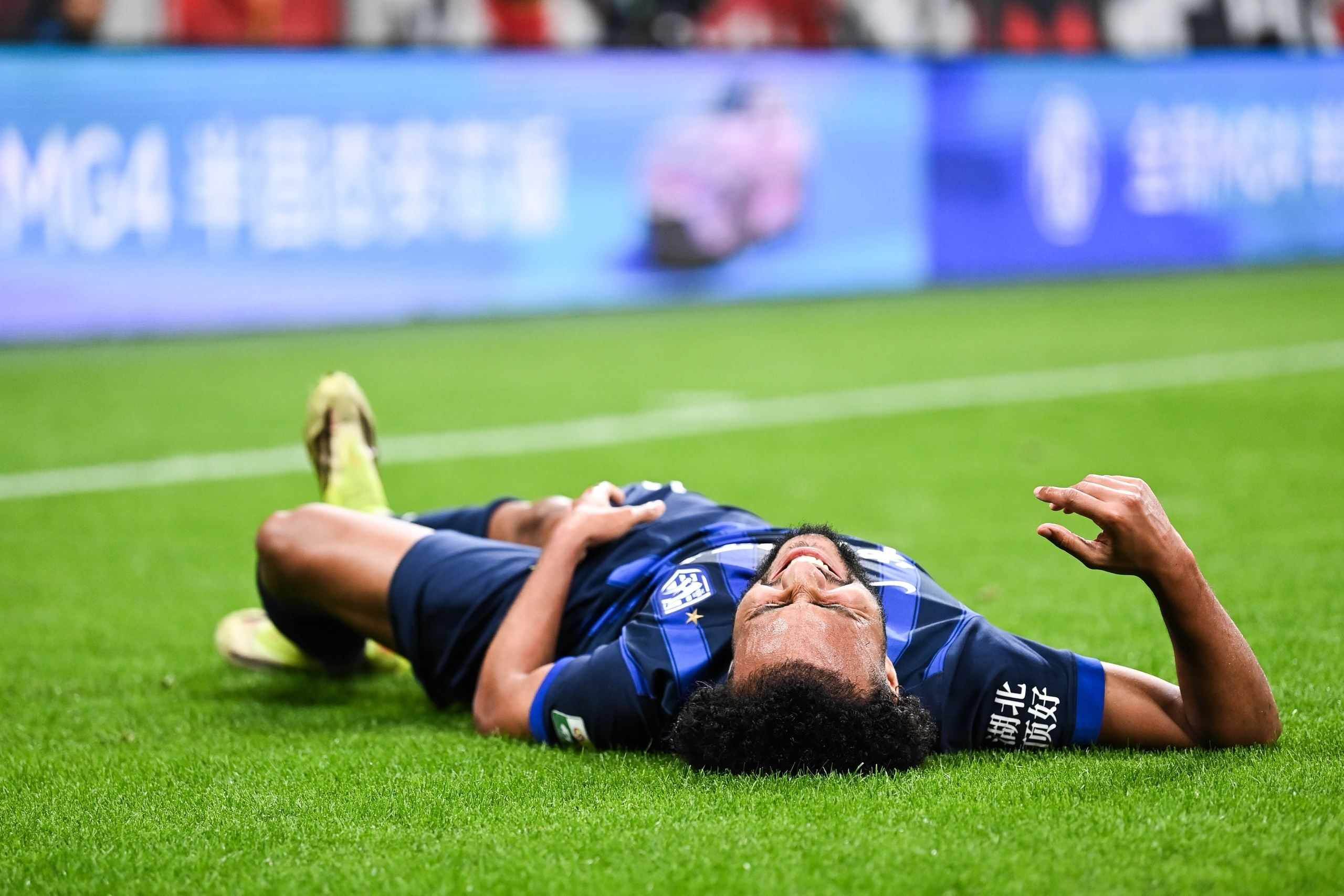 官方：武汉三镇外援贝维斯右股二头肌损伤，预计恢复时间为2-3周