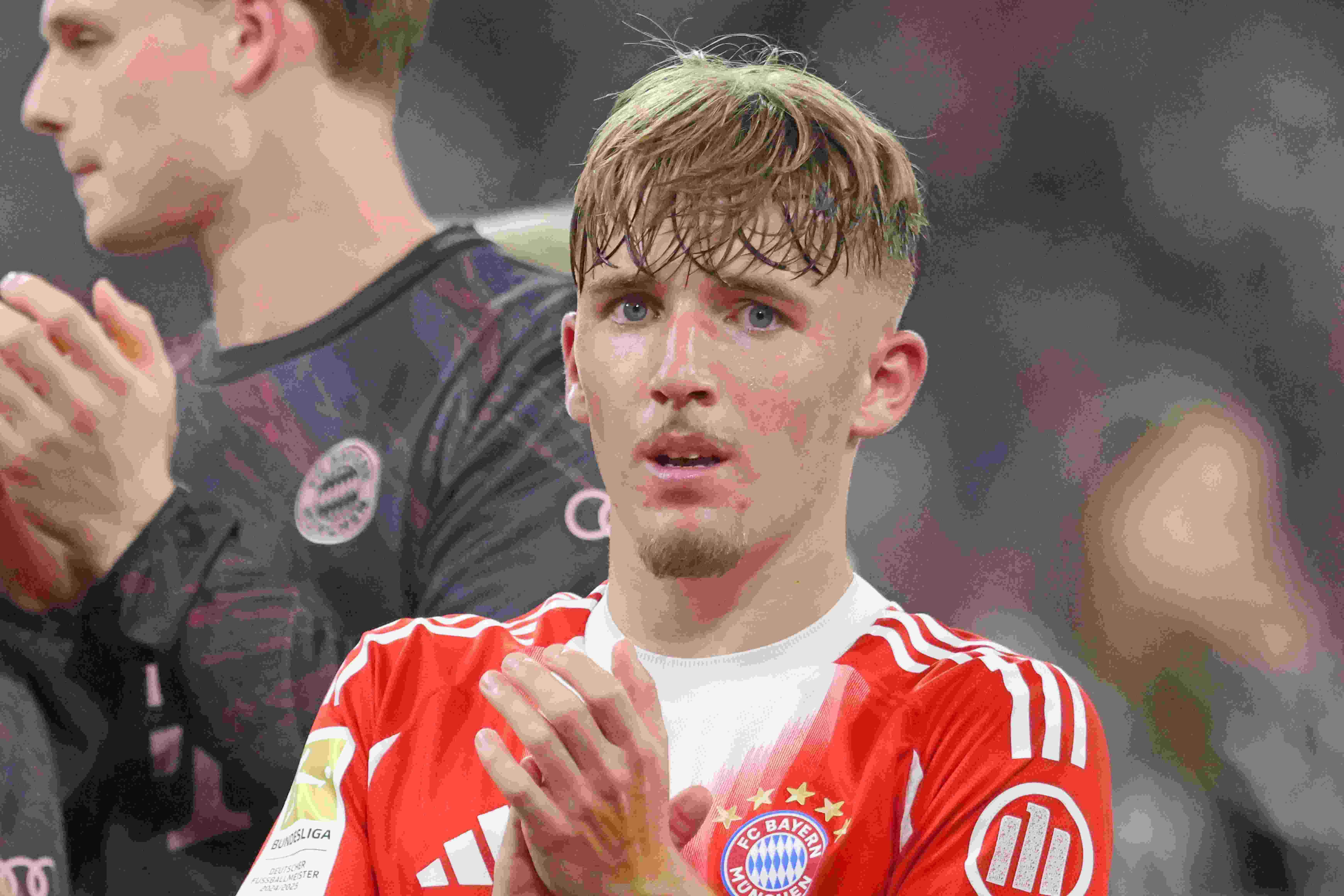 图片报：卡尔因右大腿纤维拉伤均缺席拜仁合练，确定无缘对阵巴黎