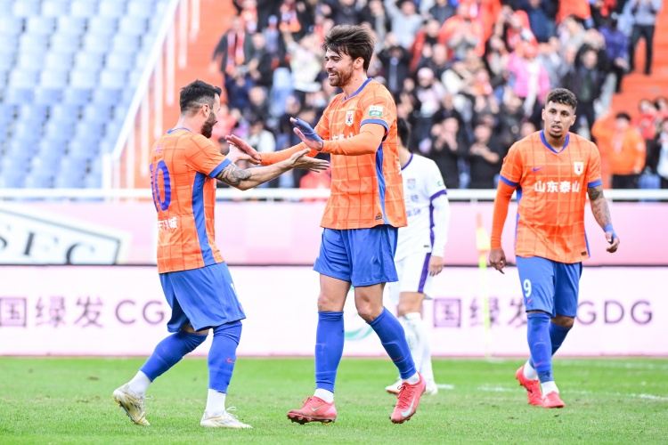 鲁媒：在占用大量薪资的背景下，进攻三叉戟已成为泰山的包袱