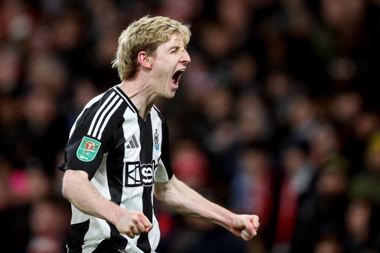 TA：拜仁蓝军都对戈登很感兴趣，枪手不确定，纽卡想卖8000万镑