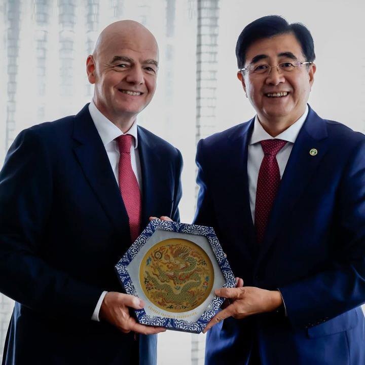 因凡蒂诺在温哥华会见足协主席宋凯，后者友好赠送“龙”元素礼物