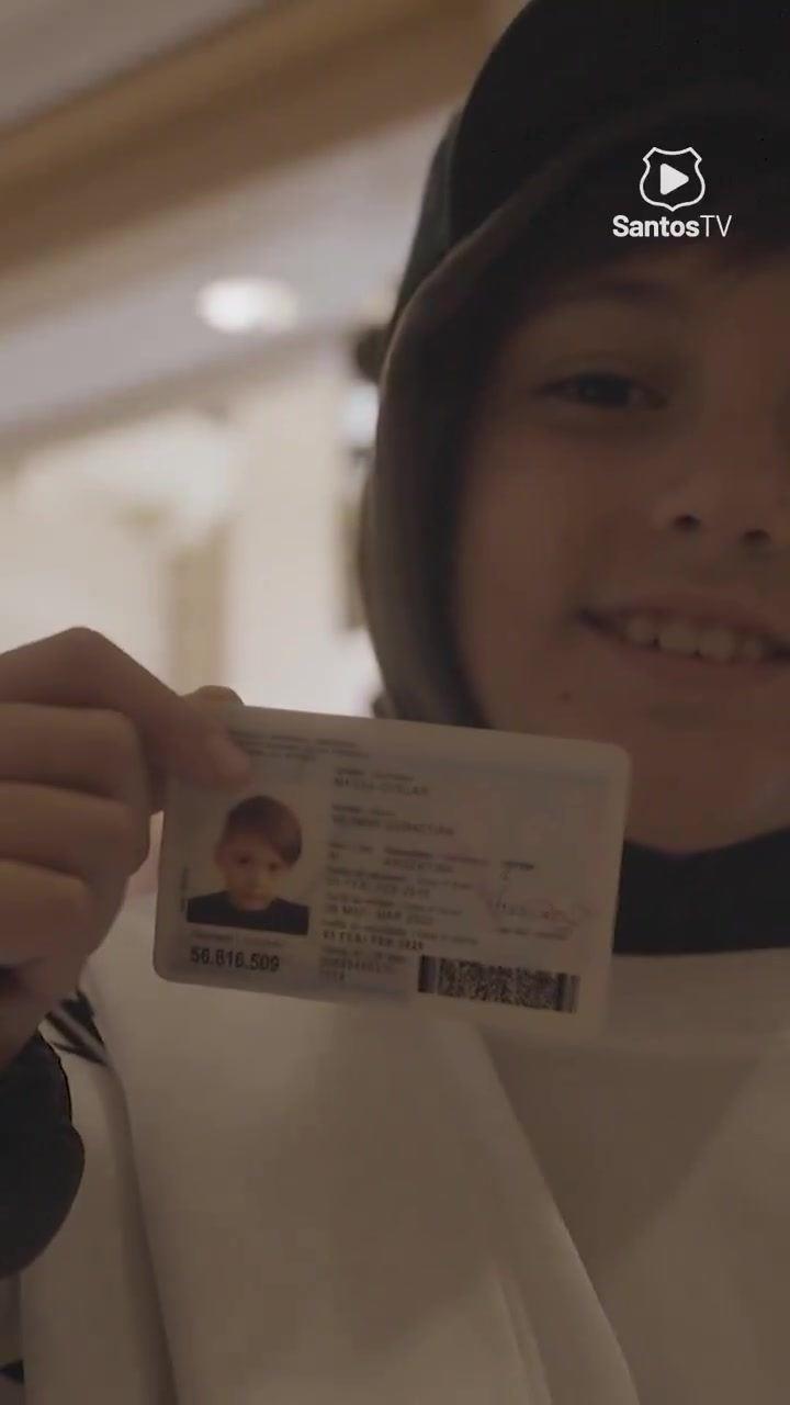 特别的缘分！内马尔与同名小球迷合影并签名