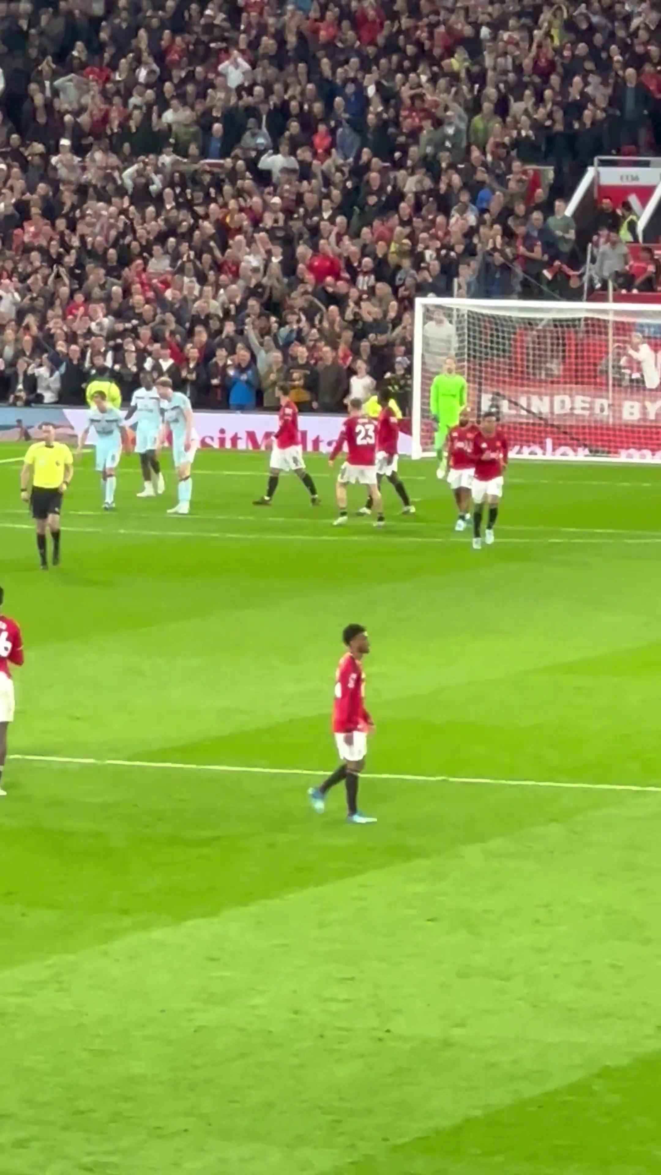 领袖风范！曼联2-0领先后，卡塞米罗跑过半个球场鼓励阿玛德