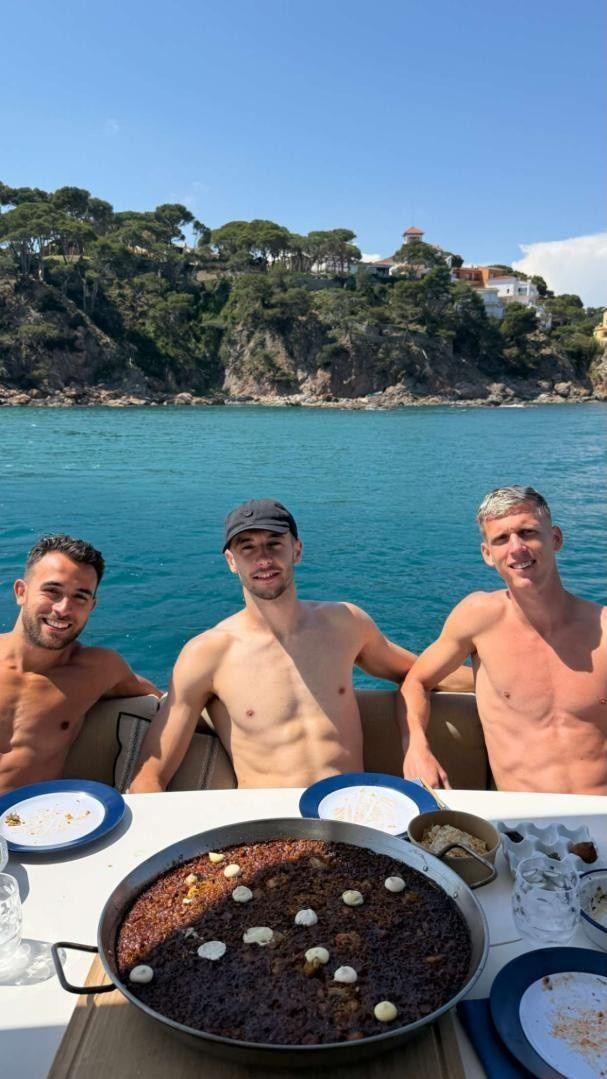 世体：奥尔莫、霍安·加西亚和埃里克·加西亚一同出海享受假期