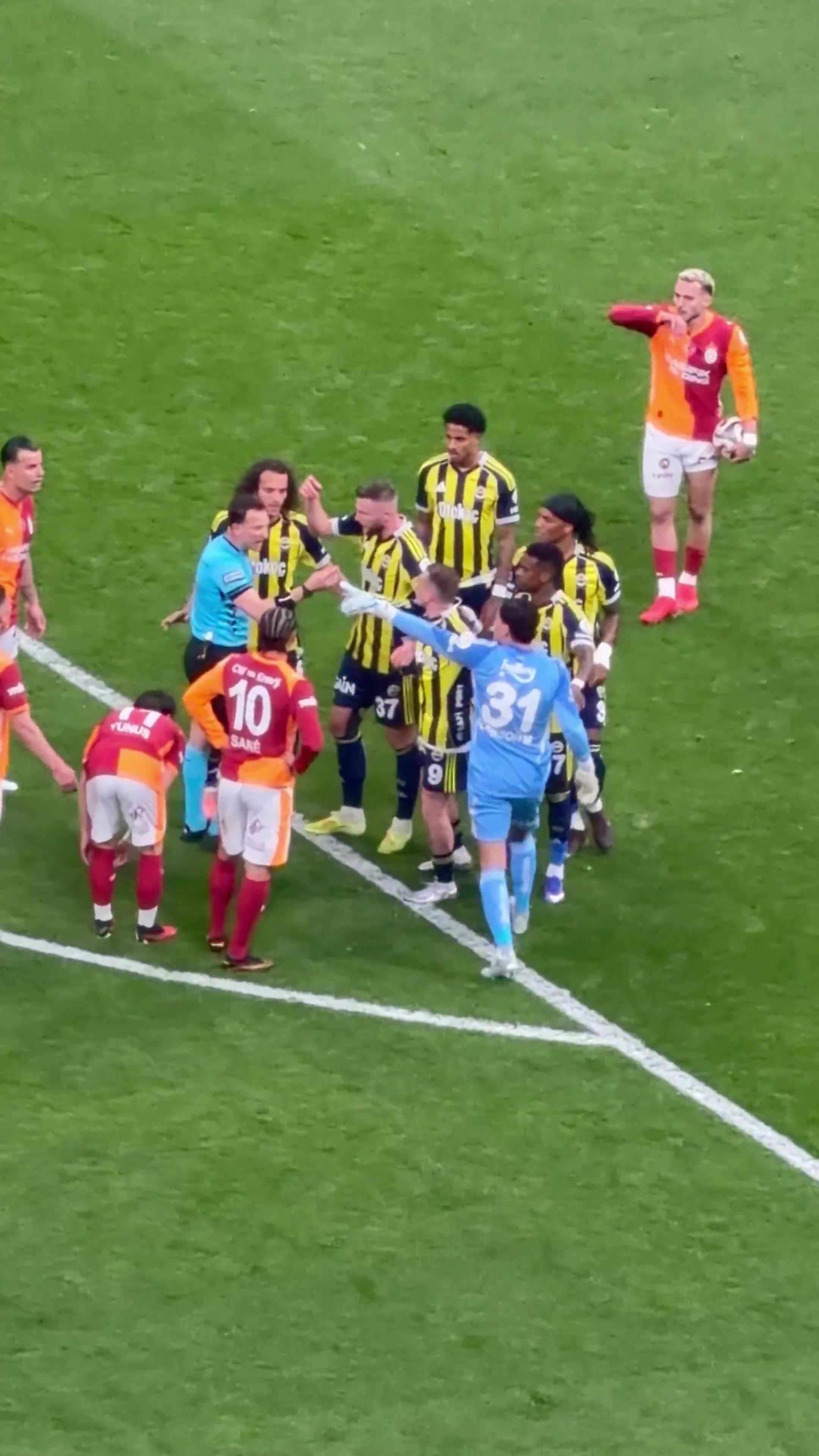 阿斯：费内巴切怀疑埃德松想迫使球队解约，正在研究将他踢出球队