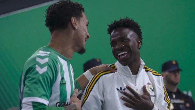 DAZN：在贝蒂斯对阵皇马赛前，维尼修斯夸安东尼稳重并逗后者儿子