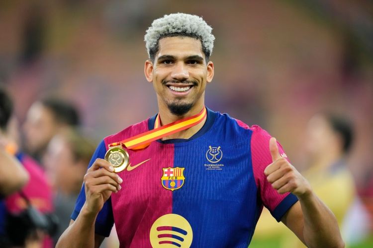 世体：阿劳霍不希望离开巴萨，他想留队竞争主力位置 助球队夺冠