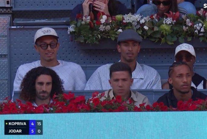 巧了不是？恩佐3人观战马德里大师赛，正好坐在贝林一家前排