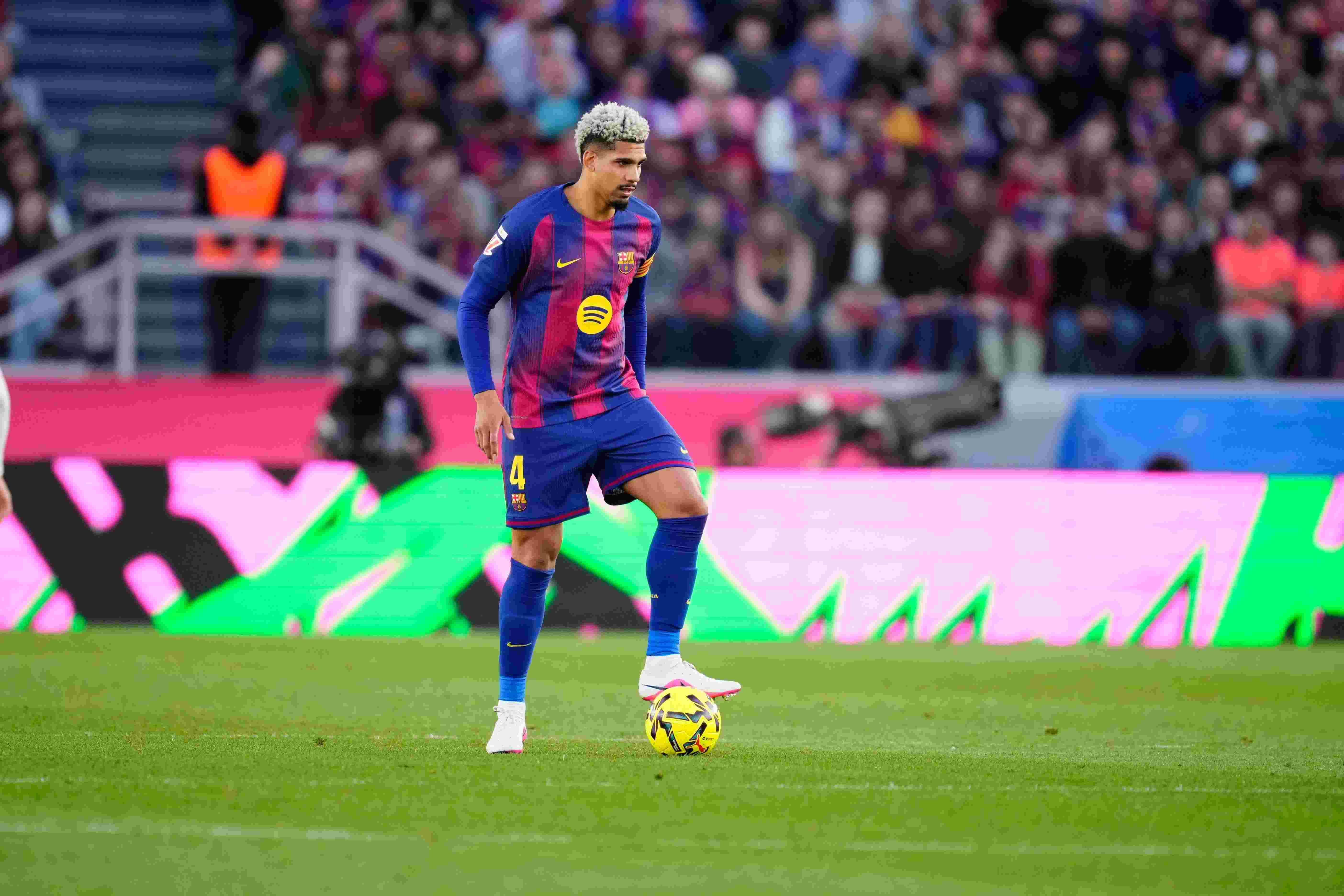 世体：阿劳霍没有打算离开巴萨，他相信下赛季处境会迎来转变