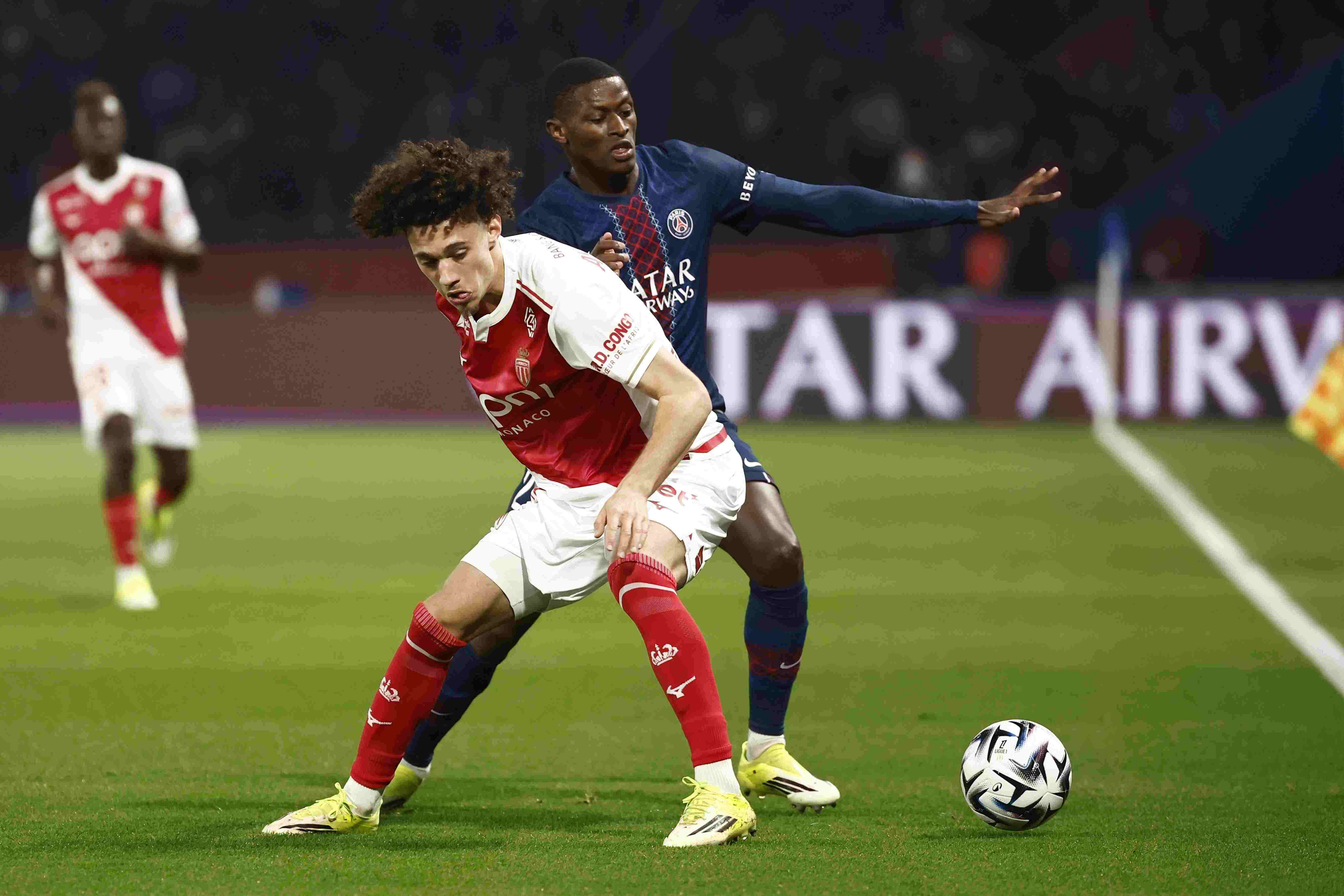 记者：巴黎有意引进阿克利乌舍，球员本人也优先考虑加盟巴黎