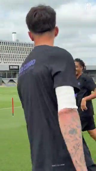 拉菲尼亚、贝尔纳尔、克里斯滕森回归训练，队友拍打仪式欢迎