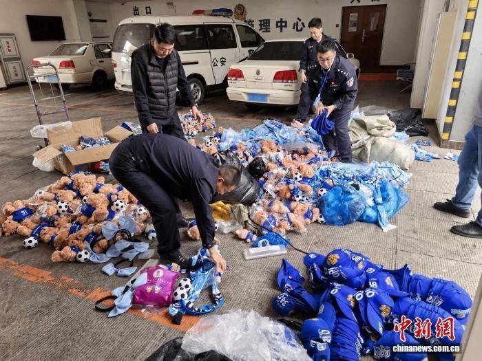 大连警方捣毁仿冒英博周边产品售假窝点，查扣侵权商品3000余件