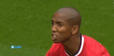 足坛名场面!14/15赛季，阿什利·扬与队友沟通时，被鸟屎精准投喂