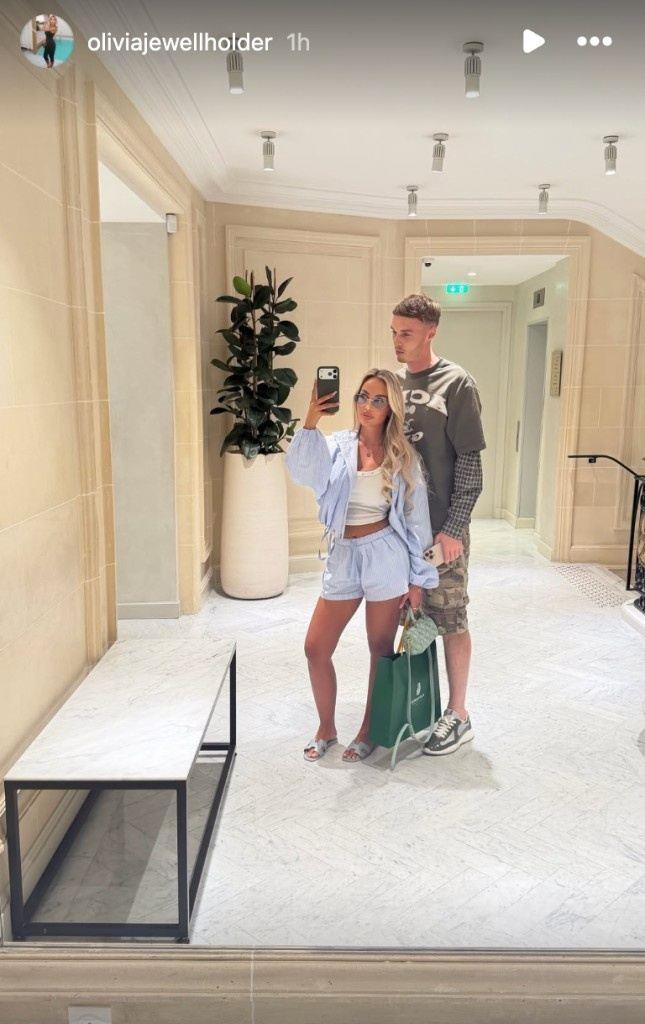 帕尔默携新女友巴黎度假，模特女友低调靓丽且虔诚向善