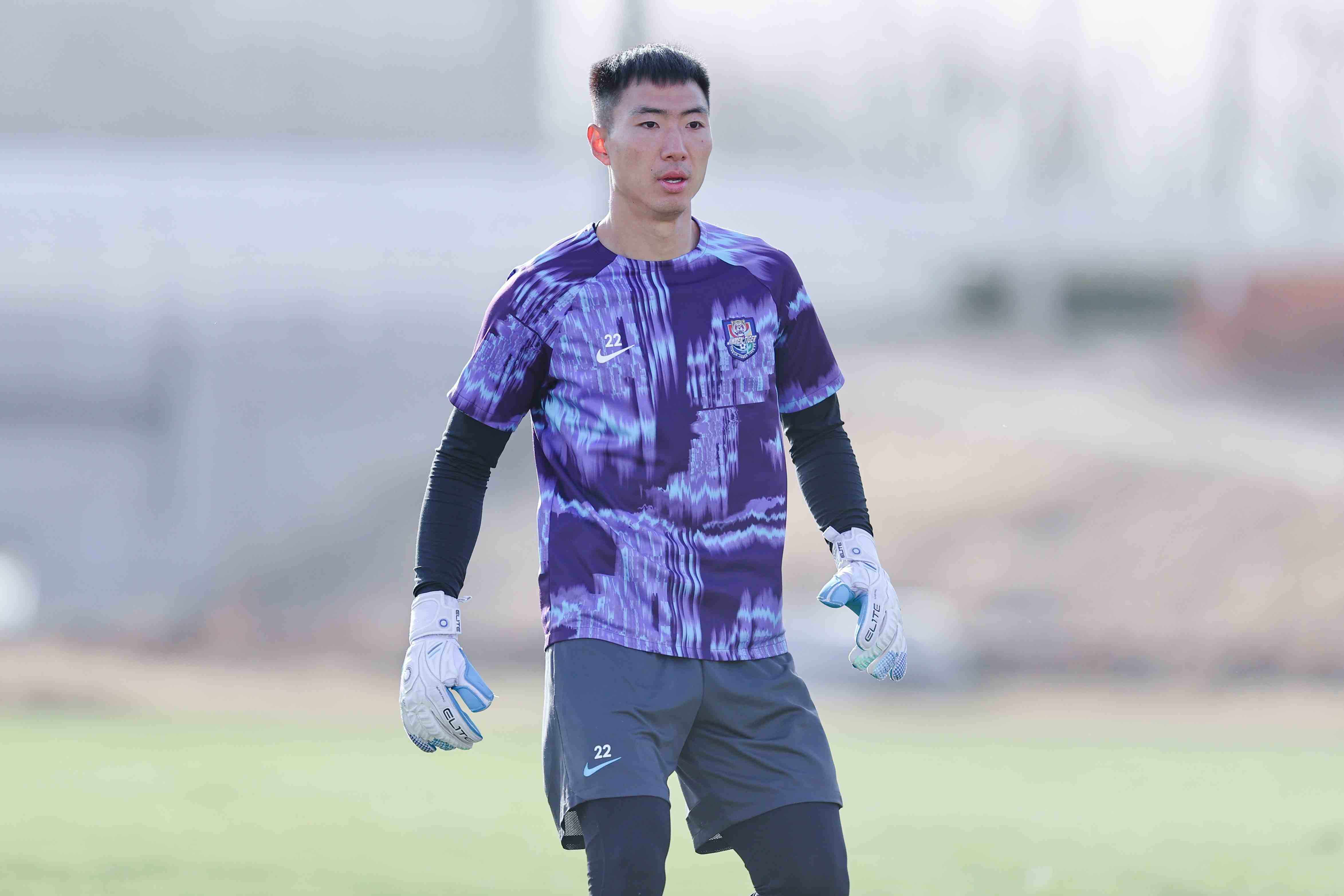 博主：方镜淇回到泰达足球场忍不住落泪，拭干眼泪后给球迷签名