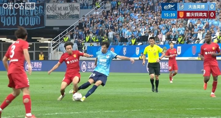李镇全从身后抢出一脚，李海新判定朱鹏宇犯规，英博球员表示不满