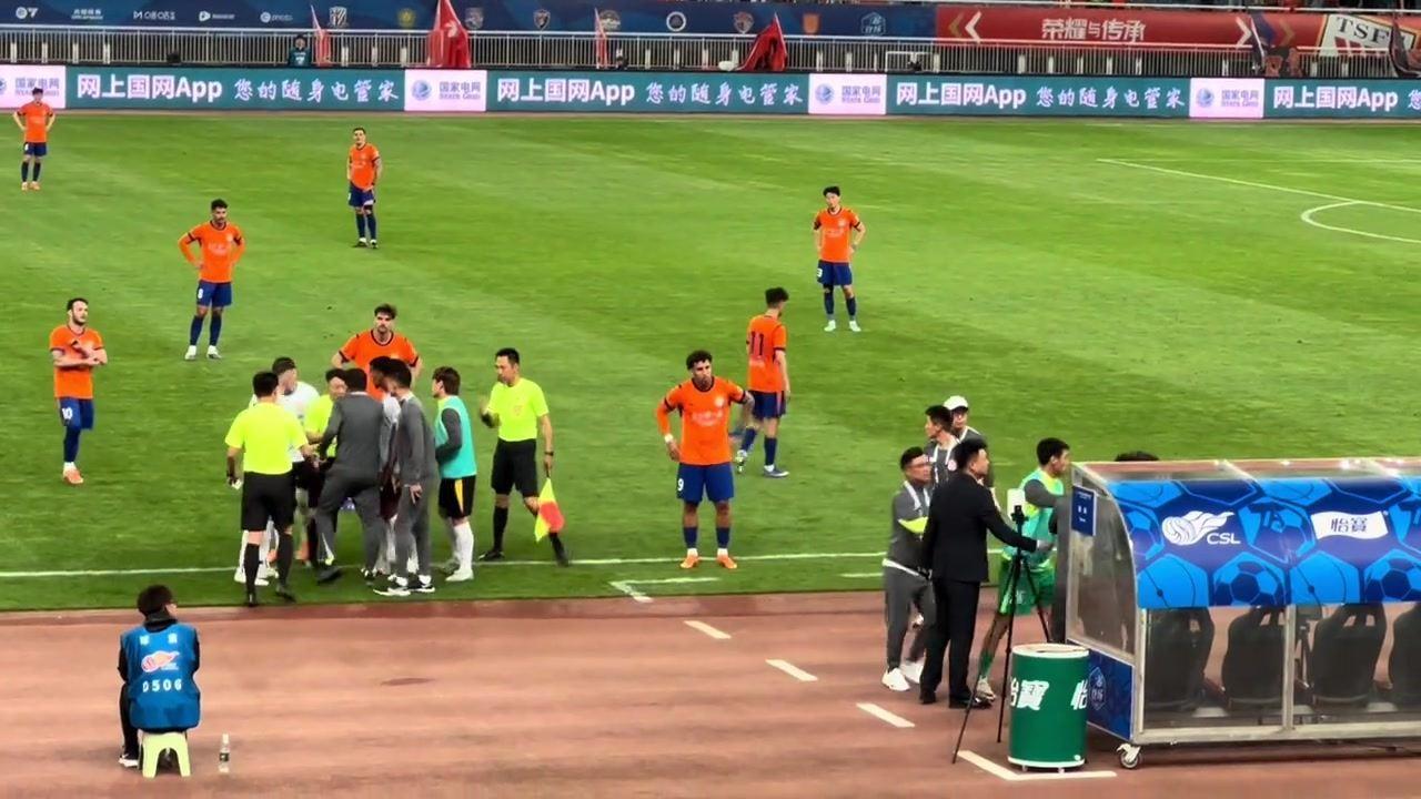 场边视角：郑智大发雷霆！王大雷过来安抚郑智，几个人拦都拦不住