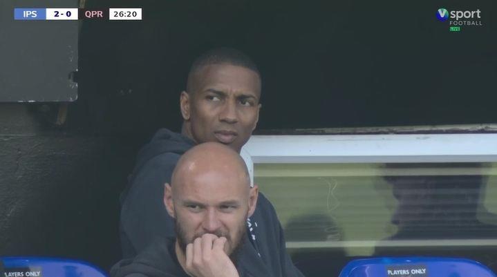 扬教授督战！此前宣布退役的阿什利·扬观战伊镇，球队2-0领先QPR