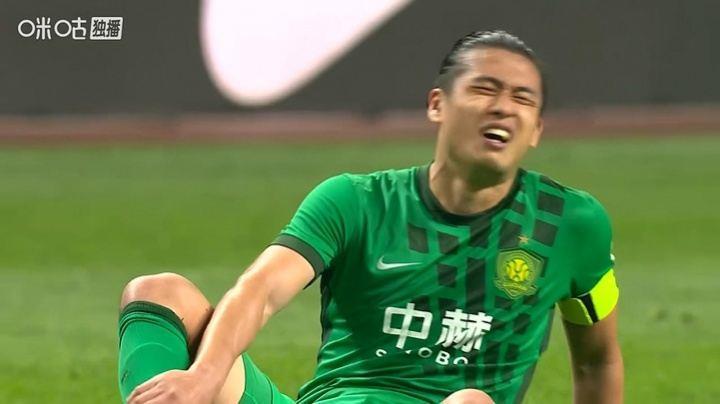 高原主场拼到透支！玉昆3-3国安完场，张玉宁露出痛苦表情