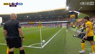 同样头球还以颜色！布埃诺头球破门，狼队1-1扳平桑德兰